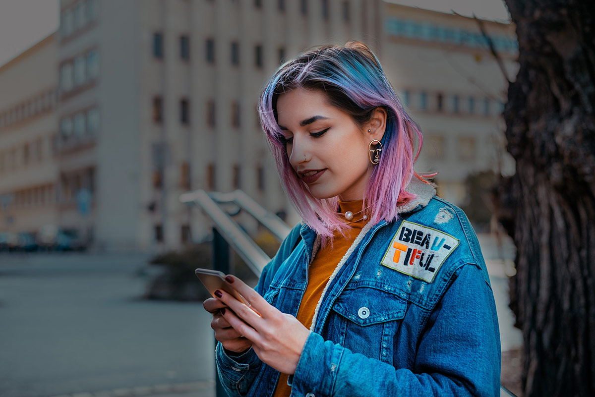 Teams Call Management 14 girl-on-mobile-with-pink-hair